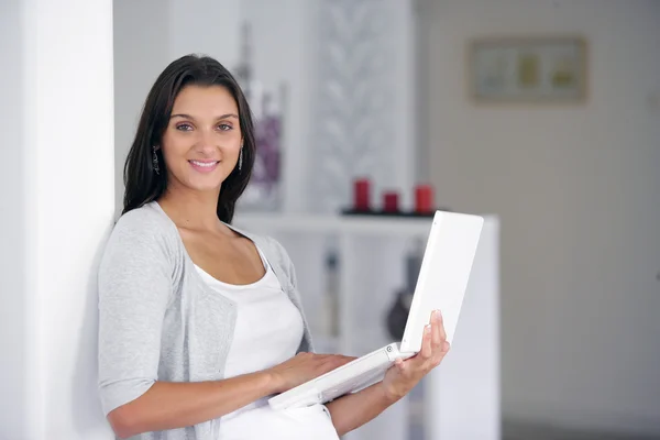 Mulher com computador — Fotografia de Stock