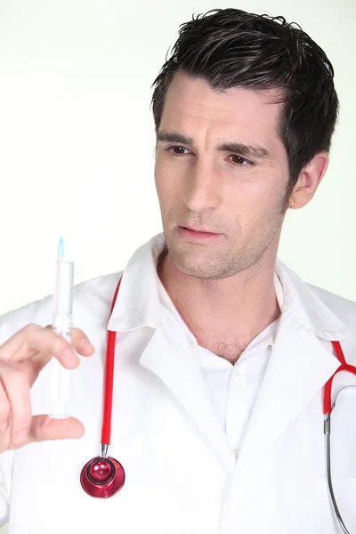 Muž s injekční stříkačkou — Stock fotografie