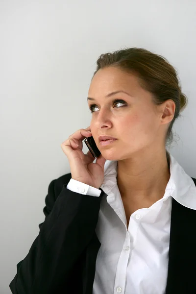 Бізнес-леді робить дзвінок — стокове фото