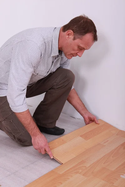 铺设实木复合地板的男人 — 图库照片
