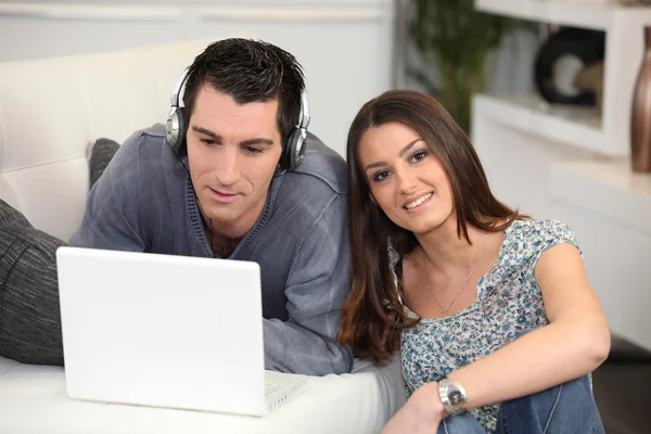 Ungt par hem med laptop — Stockfoto