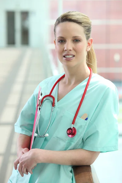 Mladá zdravotní sestra v chodbě — Stock fotografie