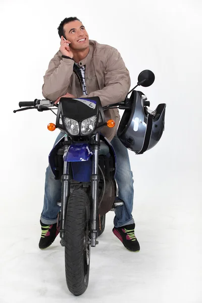 Un motociclista por teléfono . — Foto de Stock