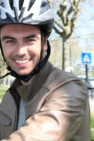 Ciclista usando um capacete — Fotografia de Stock