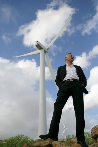 Homem ao lado de uma turbina eólica — Fotografia de Stock