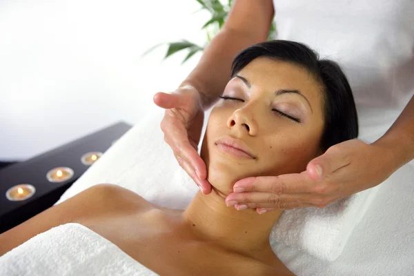 Vrouw het ontvangen van een massage — Stockfoto