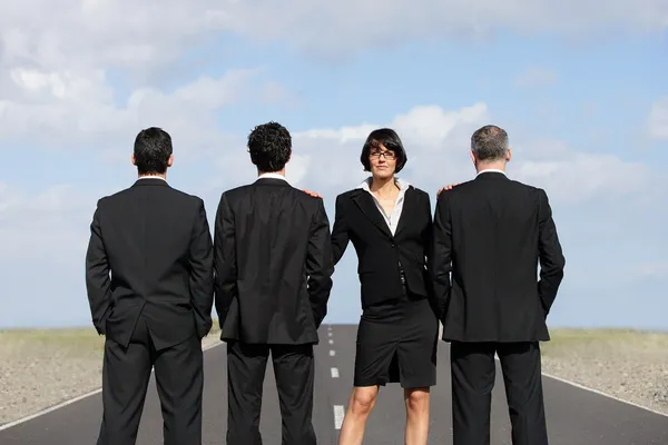 Zakenvrouw met zakenlieden op Start-en landingsbaan luchthaven — Stockfoto