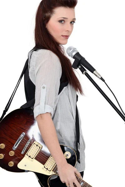 Piosenkarka z gitara — Zdjęcie stockowe