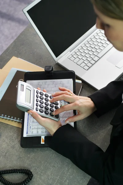 Mujer usando una calculadora —  Fotos de Stock