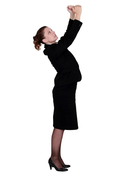 Affärskvinna med upphöjda armar — Stockfoto