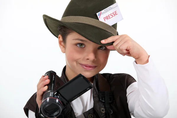 Klein meisje nemen van een camera en het dragen van een kostuum van journalist — Stockfoto