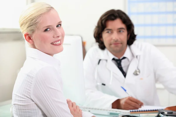 Mulher consultando seu médico — Fotografia de Stock