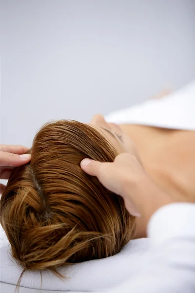 Mujer siendo tratada para calmar masaje en la cabeza —  Fotos de Stock