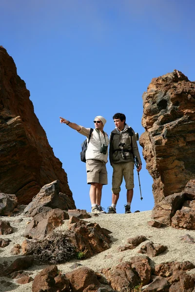 Couple hiking and pointing into the distance — Stock Photo, Image