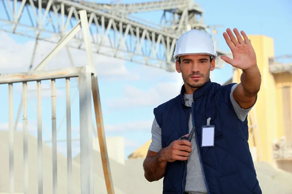 Üzerinde elini sallayarak bir inşaat işçisi — Stok fotoğraf