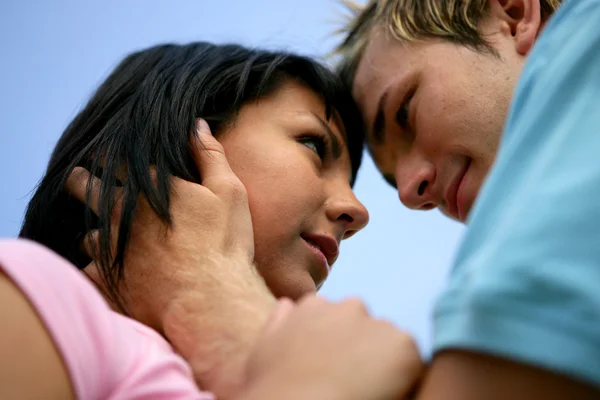 Couple about to kiss, low-angle shot — Stock Photo, Image