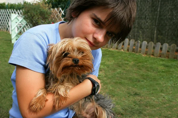 Preadolescente chico abrazando su perro —  Fotos de Stock