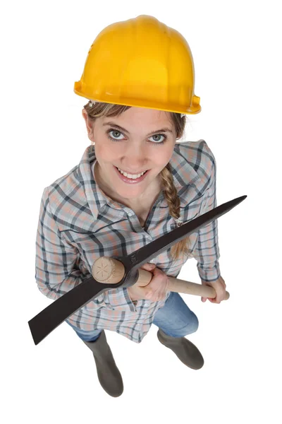 Joven trabajadora sosteniendo un pico — Foto de Stock