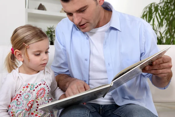 Padre leyendo a su hija Imagen De Stock