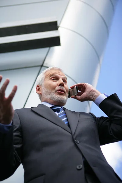 Hombre de negocios mayor hablando en su celular — Foto de Stock