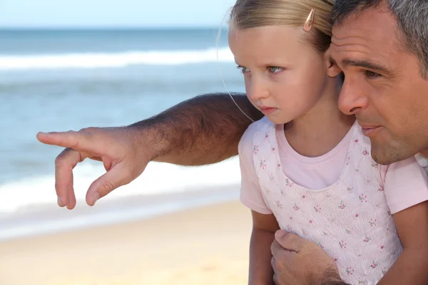 Otec a mladá dcera na pláži — Stock fotografie