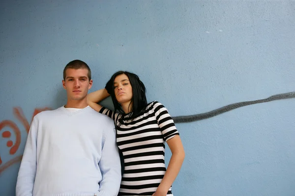 Teenagers in front of graffiti wall — Stock Photo, Image