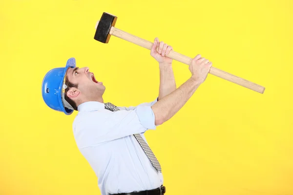 Homem de negócios irritado segurando um martelo — Fotografia de Stock