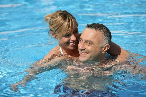 Couple dans une piscine — Photo