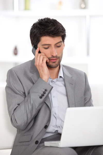 Dark haired man aan het werk vanuit huis — Stockfoto