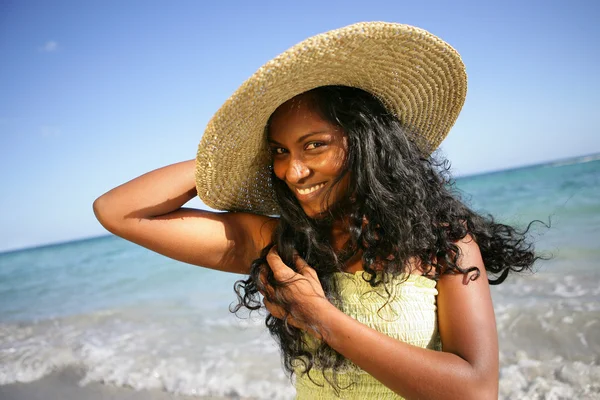 Жінка в солом'яному капелюсі має ф'ючерс на пляжі — стокове фото