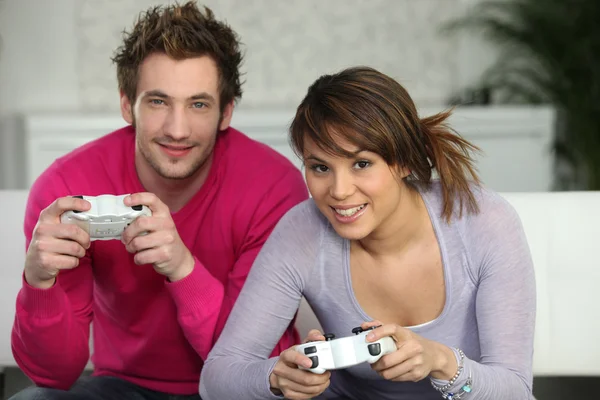 Giovane coppia che gioca una console di giochi — Foto Stock