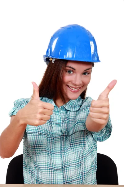 Egy női építőmunkás mindkét hüvelykujján feladom. — Stock Fotó