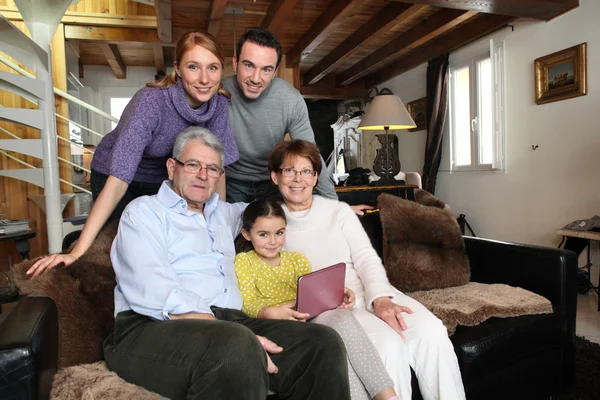 Familj tillsammans hemma — Stockfoto