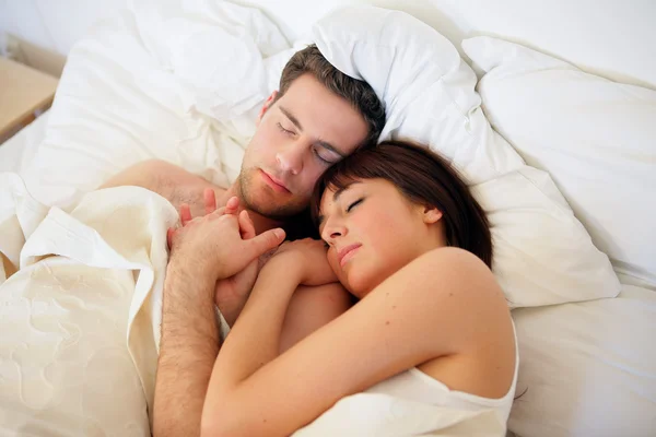 Pareja durmiendo en la cama — Foto de Stock