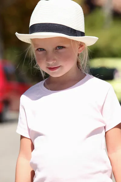 Νεαρό κορίτσι σε ένα καπέλο Παναμά — Φωτογραφία Αρχείου