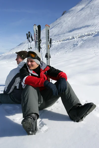 Twee skiërs zat het nemen van een pauze — Stockfoto