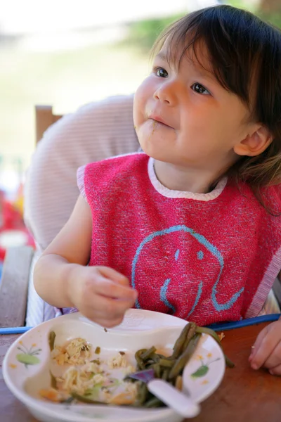 Criança pequena comendo uma refeição — Fotografia de Stock