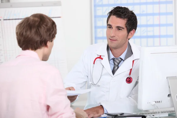 Médico em consulta com paciente — Fotografia de Stock