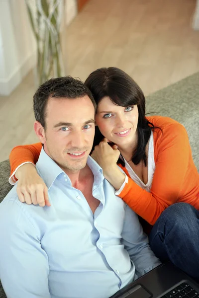 Par som använder en bärbar dator hemma — Stockfoto