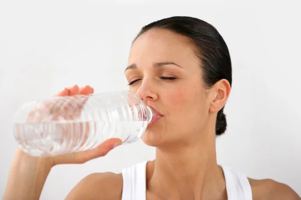 Mulher bebendo água engarrafada — Fotografia de Stock