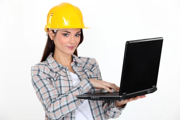 女建筑工人用的笔记本电脑 — 图库照片