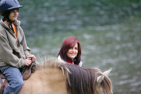 Moeder en zoon met paard — Stockfoto