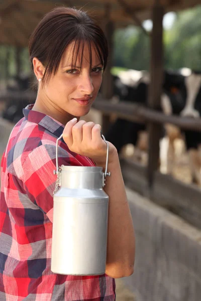 Trabalhador agrícola detentor de recipiente para leite — Fotografia de Stock