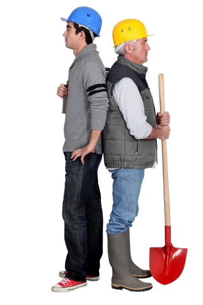 Duo de trabajadores manuales de pie espalda con espalda — Foto de Stock