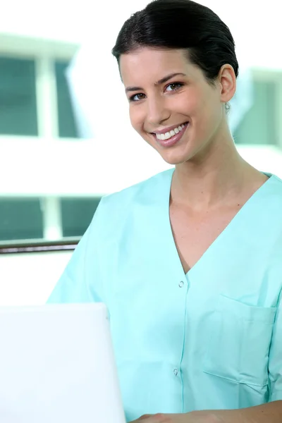 Vänlig sjuksköterska i gröna scrubs — Stockfoto