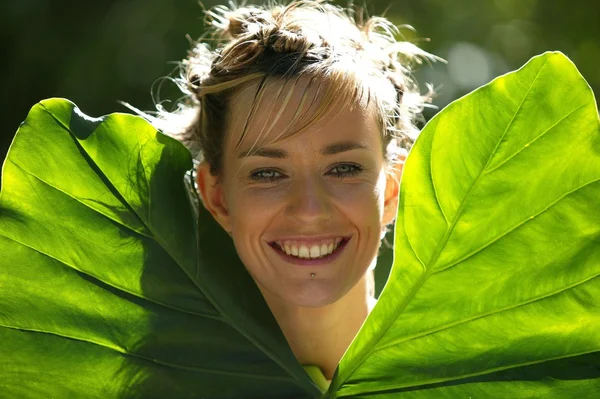 Mujer sosteniendo hojas grandes —  Fotos de Stock