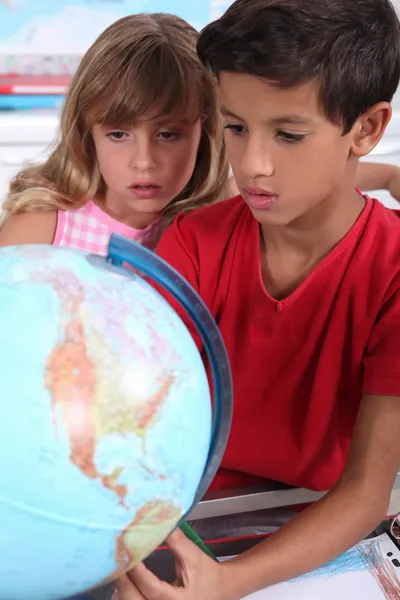 Zwei Kinder im Klassenzimmer — Stockfoto