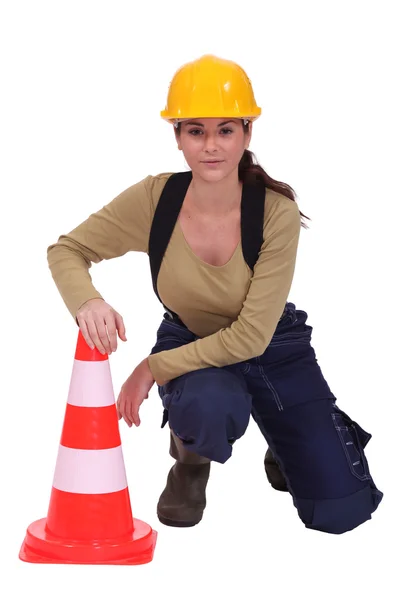 Femme avec un cône de circulation — Photo