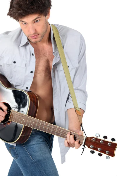 Homem tocando guitarra em fundo branco — Fotografia de Stock