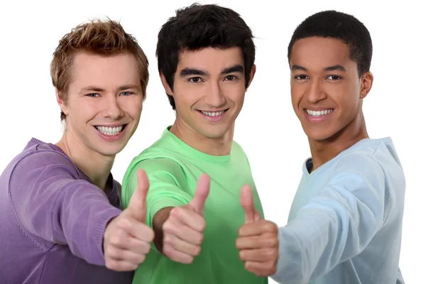 Группа молодых людей, подающих большие пальцы — стоковое фото